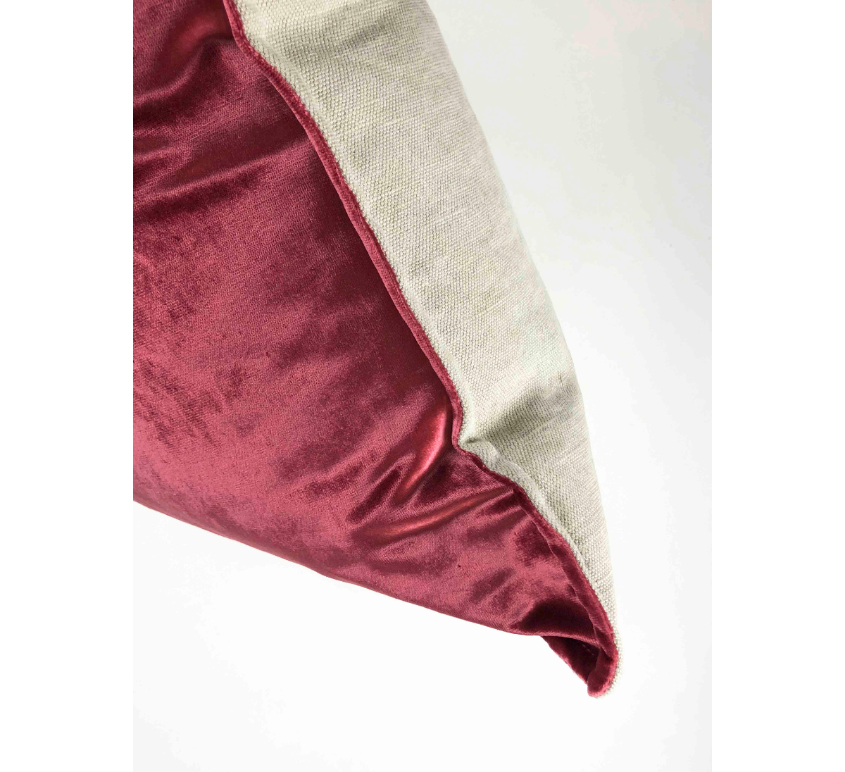 Подушка LIQUID Opera De Le Cuona, стоимость 32 160 руб.  Фотография 1